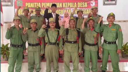 Foto 2 : Calon Kades & Pasukan Linmas yang Tangguh